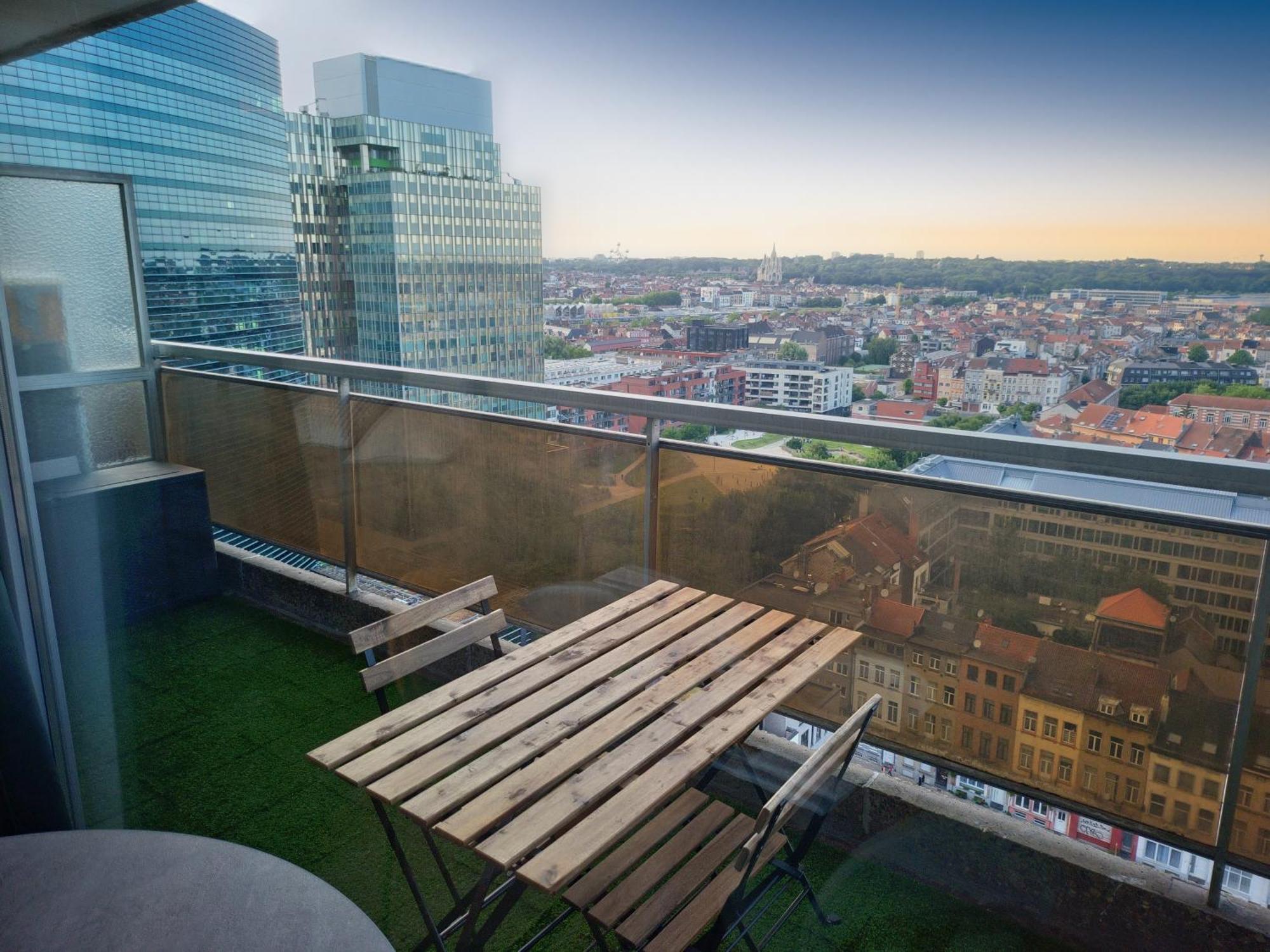 Studio Avec Vue Panoramique Et Parking Gratuit Brussels Luaran gambar